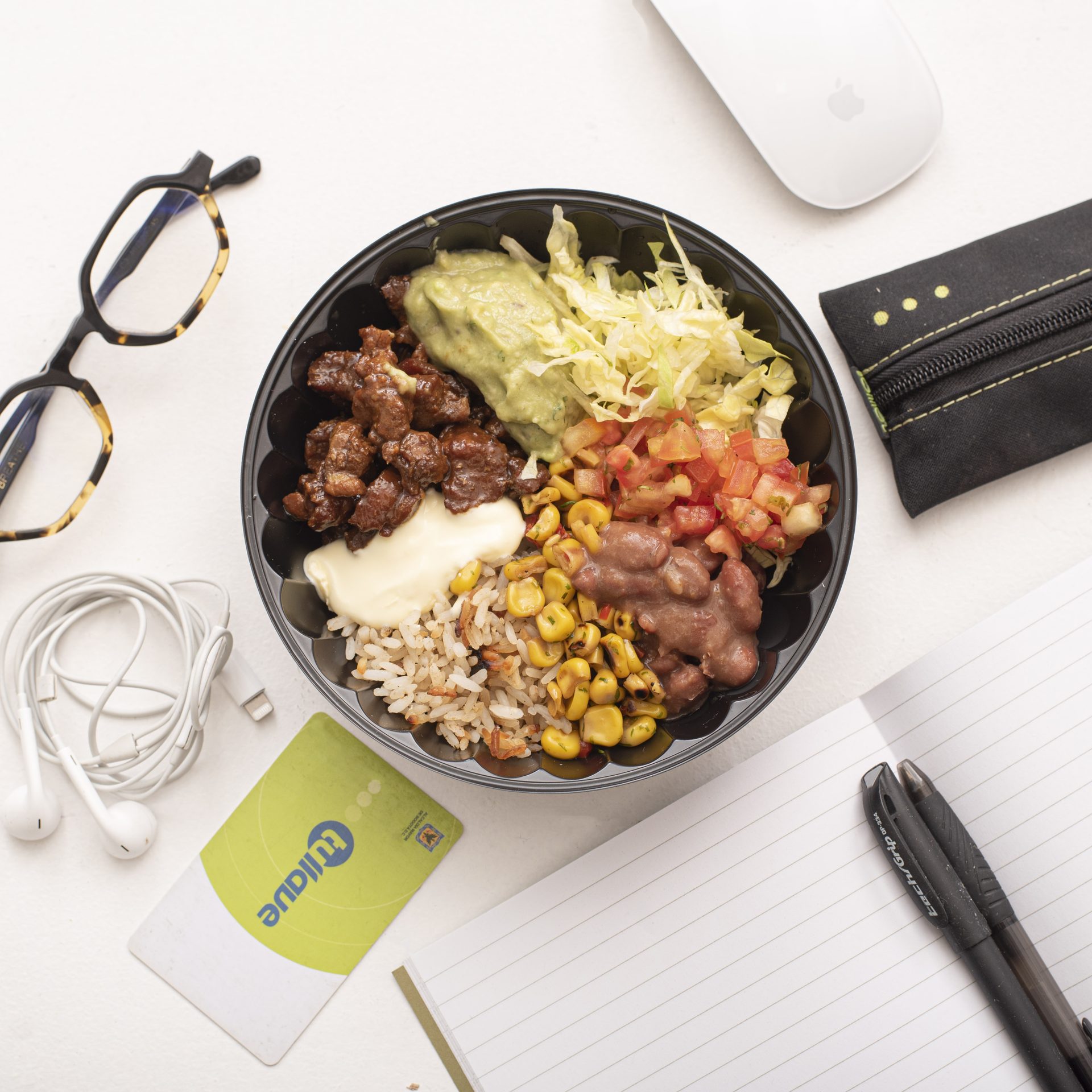 Bowl en escritorio con gafas y libreta